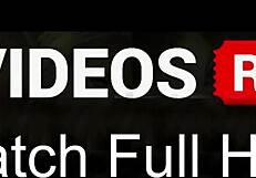 पतली टीन ने शॉपिंग मॉल में पब्लिक पेशाब के साथ गीले जींस फ्लैश किए