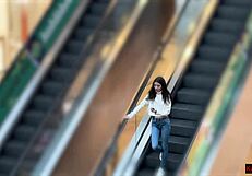 पतली टीन ने शॉपिंग मॉल में पब्लिक पेशाब के साथ गीले जींस फ्लैश किए