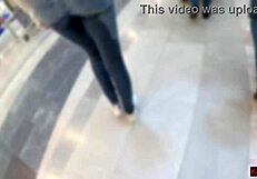 पतली टीन ने शॉपिंग मॉल में पब्लिक पेशाब के साथ गीले जींस फ्लैश किए