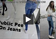 पतली टीन ने शॉपिंग मॉल में पब्लिक पेशाब के साथ गीले जींस फ्लैश किए