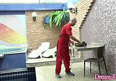 लकी व्हाइट गाय ने एड्रियल्ही ब्रॉन्ज़ के बड़े काले शीमेल लंड को बेयरबैक एनल में लिया