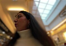 पतली टीन ने शॉपिंग मॉल में पब्लिक पेशाब के साथ गीले जींस फ्लैश किए