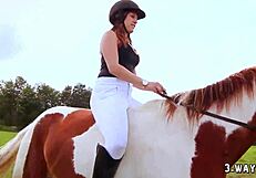 भाई, इन दो बेब्स को रैंच बॉय ने बाहर ड्रिल कर दिया!