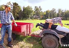 भाई, इन दो बेब्स को रैंच बॉय ने बाहर ड्रिल कर दिया!