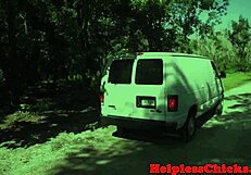 मैंने अजनबी की वैन में कॉक्राइडिंग लड़की को डोमिनेट किया