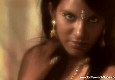 स्टनिंग इंडियन बेब हिडन डिजायर्स को बोल्ड मूव्स में उजागर करती है