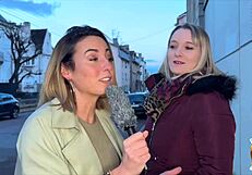 Kelly et Pam Share Cock with Big French Tits