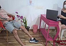 tirei meu pau pra fora e me masturbei na sala de espera na frente da recepcionista e acho que ela viu tudo