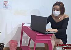 tirei meu pau pra fora e me masturbei na sala de espera na frente da recepcionista e acho que ela viu tudo