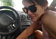 हेय, मैं उबर ड्राइव कर रहा हूँ और मेरी नेबर्स वाइफ ने कार में एमेजिंग हेड दिया