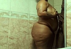 बाथरूम में सेक्सी लैटिना उठाई और दो बार झड़ गया