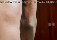 नाइजा लड़की के साथ कोच पर डॉगी स्टाइल