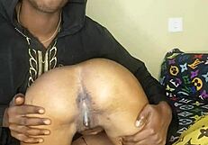 एबोनी टीन शेव्ड हेयरलेस पस्सी से वेबकैम शो पर टीज करती है