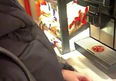 गले में भारी कम की डोज़, वो निगलती और गैग करती है