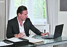 स्लट्टी स्टूडेंट कैंडी लिशियस हेडमास्टर के ऑफिस में डबल पेनेट्रेशन पाउंडिंग लेती है क्विकी के लिए