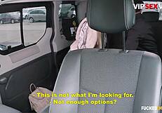 हॉट ब्लॉन्डी लोला टेलर मेच्योर लंड को बैकसीट में चढ़ती है