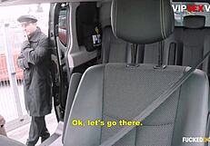 हॉट ब्लॉन्डी लोला टेलर मेच्योर लंड को बैकसीट में चढ़ती है