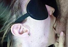 ब्लॉन्ड कपल टैटू और ऑर्गेज्म के साथ क्लोज-अप लंड चूसना का मजा लेता है