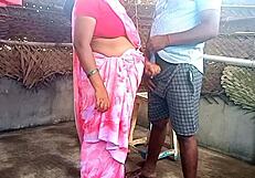 हे, ये इंडियन साड़ी आंटी को यंग 18+ लड़का पेलता है, देखना इतना हॉट