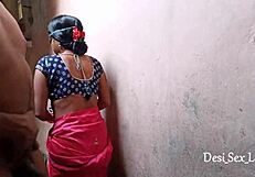 देसी गांव का कपल रोमांटिक आउटडोर चोदाई का मजा लेता है। इंडियन MILF हाउसवाइफ नेचुरल छातियों से स्क्वर्ट करती है, हर डीप थ्रस्ट पर बॉडी कंपती है।