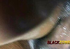 विली ने अपनी एबोनी सौतेली माँ को भाप भरे बाथरूम में चोदा