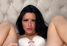 अमेरिकी एक्सचेंज स्टूडेंट ब्रूनेट स्लट POV रियलिटी सीन में सोलो सेक्स का मजा लेती है