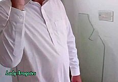 घर मालिक किरायेदार को हार्डकोर चुदाई में लुभाता है जंगली चूत चाटकर