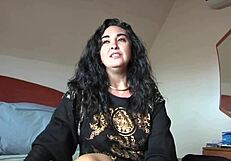 Toda una señora outside, total guarra in bed with wild 3some action.