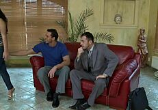 स्टॉकिंग्स वाली ब्रूनेट चाची के साथ त्रिगुट चुदाई