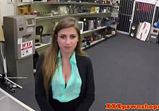 बिगटिट पॉनी ब्यूटी स्नीकी ब्रोकर से फेशियल पाती है