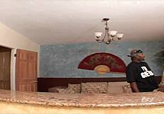 केली डिवाइन बीबीसी पर सवार होकर जीभ पर कम पकड़ती है