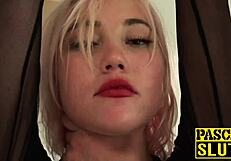 वाह! कर्वी बेब को मेलडॉम के हुक्म पर चूत में टॉय डालकर हार्ड चोदा