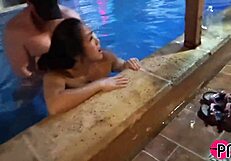 एशियन स्लट पूल में फेस फकिंग और क्रीमपाई से चीखती