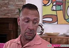 जवान लड़की ने सौतेले पापा के साथ गुप्त में डर्टी मूवीज देखीं