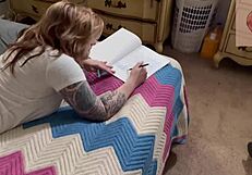 अरे, आज रात डैडी के साथ अकेली क्या कर रही है, हाँ??