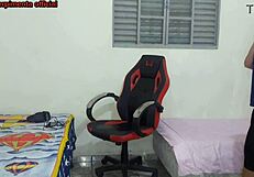 Meia-Irmã Se Troca Perto Do Meio-Irmão Ele Acaba Fodendo Ela Na Cadeira Gamer