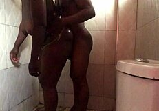 बाथरूम में थ्रिल महसूस करती है जब वह फर्स्ट होममेड फक के लिए बेंड ओवर करती है। उसका बड़ा अस्स पैशन से शेक करता है।