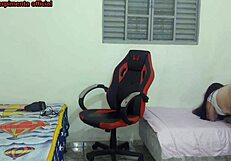 Meia-Irmã Se Troca Perto Do Meio-Irmão Ele Acaba Fodendo Ela Na Cadeira Gamer