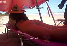 काला लड़का शादीशुदा को बीच पर मसाज चुदाई देता है