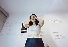 Mi esposo paga una entrenadora personal que me la pone a sudar