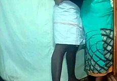 बोल्ड इंडियन देसी गर्लफ्रेंड विलेज होम में फकिंग करती है ब्लोजॉब और हाउसवाइफ ब्यूटी के साथ