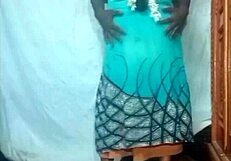 बोल्ड इंडियन देसी गर्लफ्रेंड विलेज होम में फकिंग करती है ब्लोजॉब और हाउसवाइफ ब्यूटी के साथ