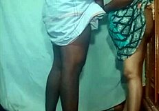 बोल्ड इंडियन देसी गर्लफ्रेंड विलेज होम में फकिंग करती है ब्लोजॉब और हाउसवाइफ ब्यूटी के साथ