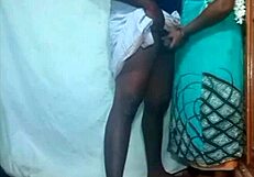 बोल्ड इंडियन देसी गर्लफ्रेंड विलेज होम में फकिंग करती है ब्लोजॉब और हाउसवाइफ ब्यूटी के साथ