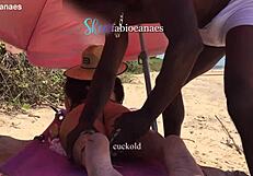 काला लड़का शादीशुदा को बीच पर मसाज चुदाई देता है