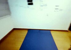 Mi esposo paga una entrenadora personal que me la pone a sudar