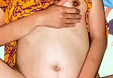 दुबली एशियाई लड़की लिंगरी में चोदाई करते हुए दूध निचोड़ती है