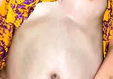 दुबली एशियाई लड़की लिंगरी में चोदाई करते हुए दूध निचोड़ती है