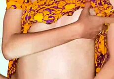 दुबली एशियाई लड़की लिंगरी में चोदाई करते हुए दूध निचोड़ती है