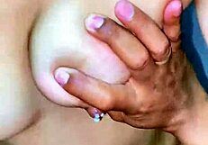 दुबली एशियाई लड़की लिंगरी में चोदाई करते हुए दूध निचोड़ती है